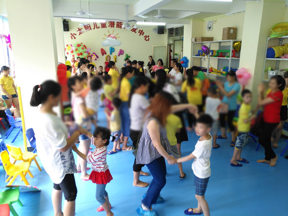 传递快乐 承载希望 六一主题活动(图46)