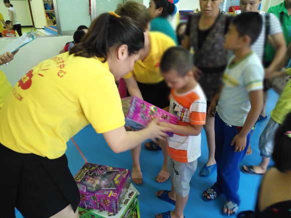 传递快乐 承载希望 六一主题活动(图49)