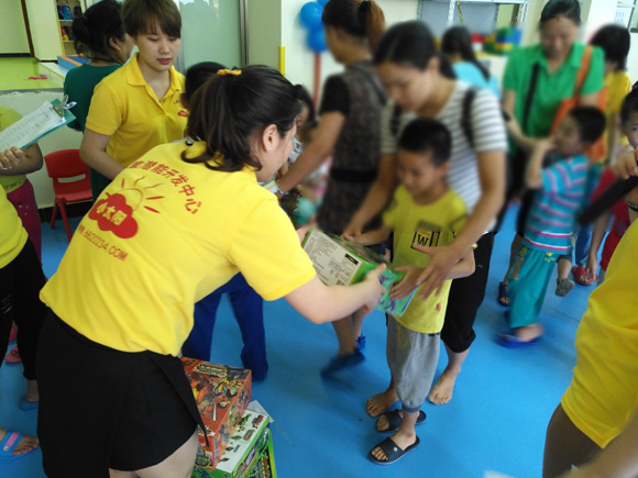 传递快乐 承载希望 六一主题活动(图50)