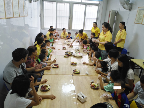 亲子做月饼 其乐融融(图1)