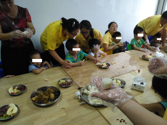 亲子做月饼 其乐融融(图5)