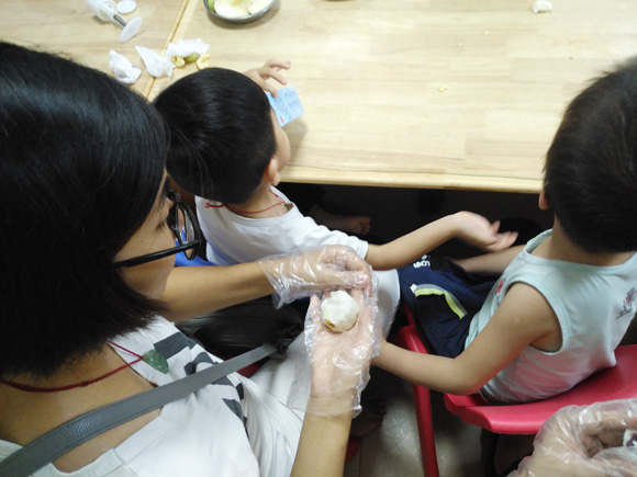 亲子做月饼 其乐融融(图8)