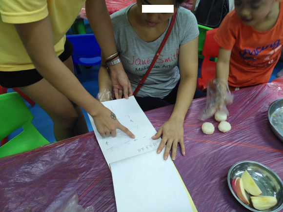 亲子做月饼 其乐融融(图23)