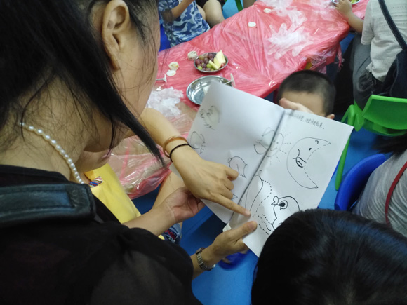 亲子做月饼 其乐融融(图32)