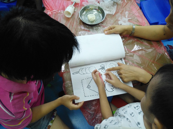 亲子做月饼 其乐融融(图37)