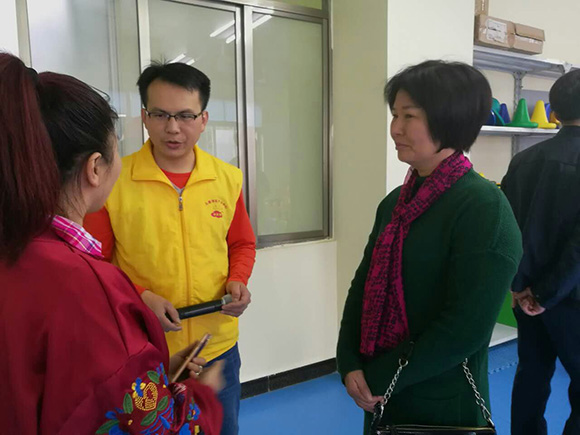 市青年企业家慰问自闭症儿童(图1)