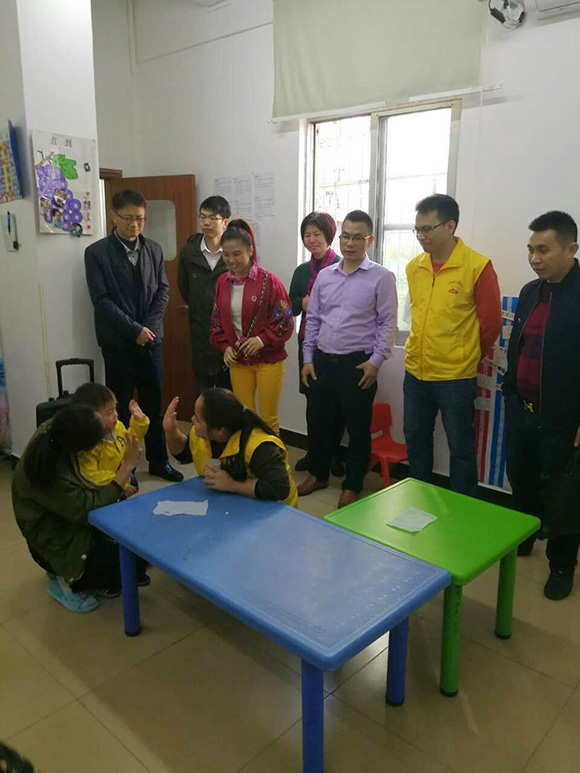 市青年企业家慰问自闭症儿童(图3)