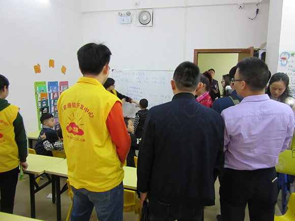 市青年企业家慰问自闭症儿童(图5)