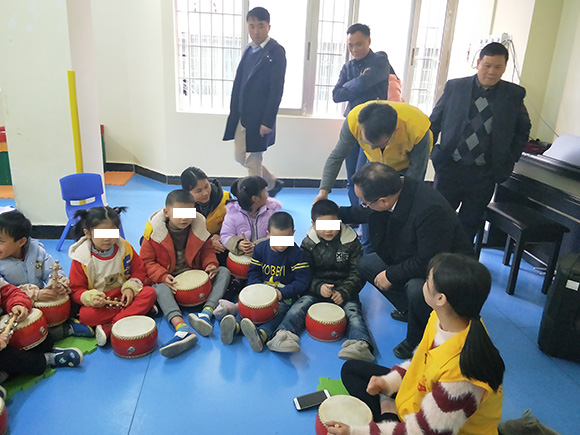 副市长雷玉春、市残联、区残联理事长慰问(图1) 副市长雷玉春、市残联、区残联理事长慰问(图1)