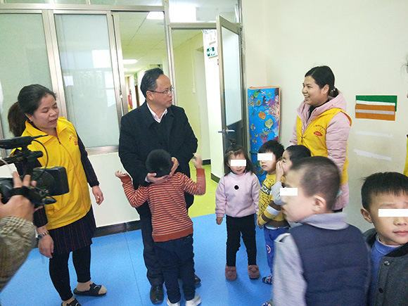 副市长雷玉春、市残联、区残联理事长慰问(图3) 副市长雷玉春、市残联、区残联理事长慰问(图3)