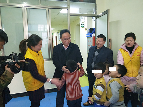 副市长雷玉春、市残联、区残联理事长慰问(图4) 副市长雷玉春、市残联、区残联理事长慰问(图4)