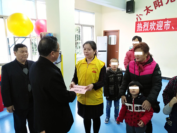 副市长雷玉春、市残联、区残联理事长慰问(图6) 副市长雷玉春、市残联、区残联理事长慰问(图6)