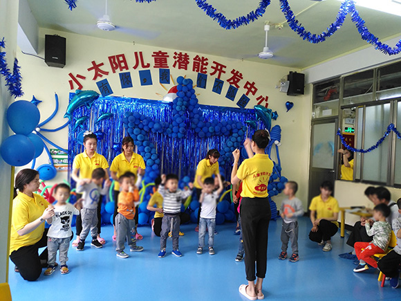 “国际自闭日”趣味亲子活动(图6) “国际自闭日”趣味亲子活动(图6)