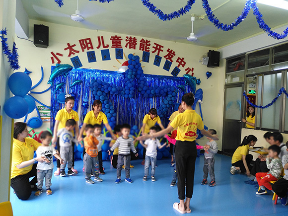 “国际自闭日”趣味亲子活动(图7) “国际自闭日”趣味亲子活动(图7)