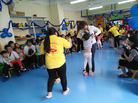 “国际自闭日”趣味亲子活动(图10) “国际自闭日”趣味亲子活动(图10)