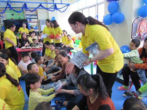 “国际自闭日”趣味亲子活动(图13) “国际自闭日”趣味亲子活动(图13)
