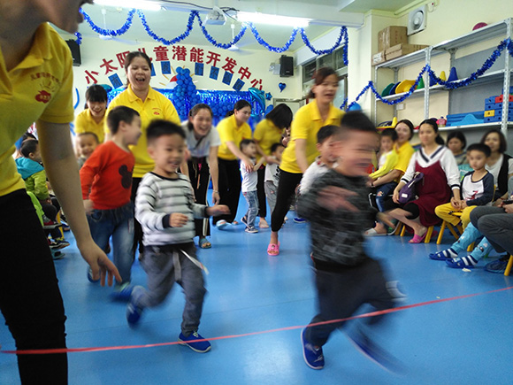 “国际自闭日”趣味亲子活动(图23) “国际自闭日”趣味亲子活动(图23)