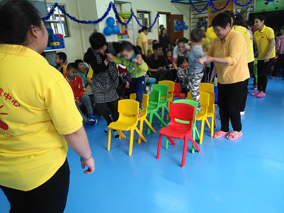 “国际自闭日”趣味亲子活动(图24) “国际自闭日”趣味亲子活动(图24)