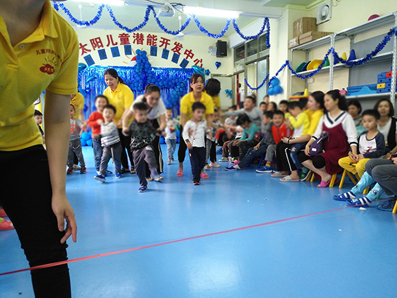 “国际自闭日”趣味亲子活动(图22) “国际自闭日”趣味亲子活动(图22)