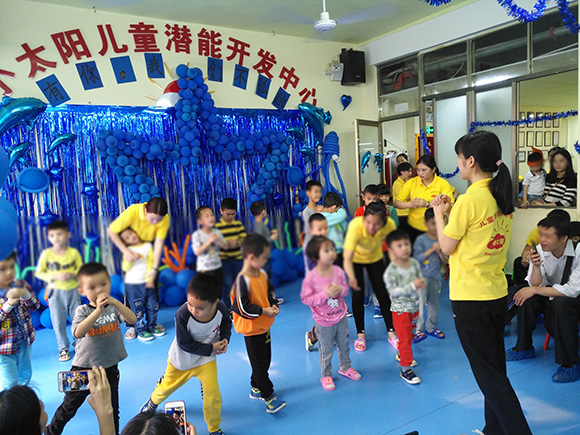 “国际自闭日”趣味亲子活动(图33) “国际自闭日”趣味亲子活动(图33)