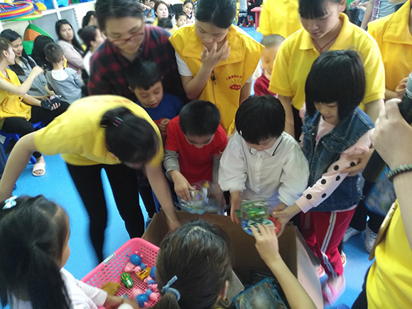 “国际自闭日”趣味亲子活动(图37) “国际自闭日”趣味亲子活动(图37)