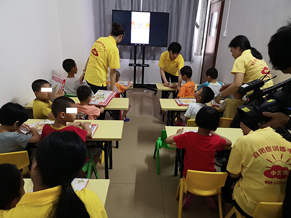 清新区团委书记一行慰问小太阳(图2)