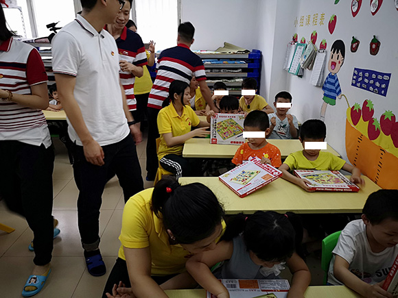 清新区团委书记一行慰问小太阳(图4)