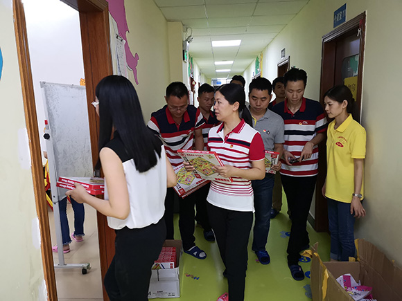 清新区团委书记一行慰问小太阳(图5)