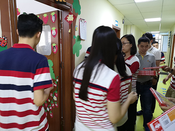 清新区团委书记一行慰问小太阳(图3)