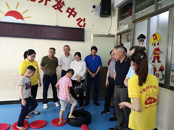 省、市人大代表莅临检查残疾人康复工作(图3)