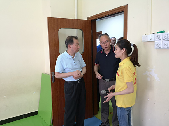 省、市人大代表莅临检查残疾人康复工作(图4)