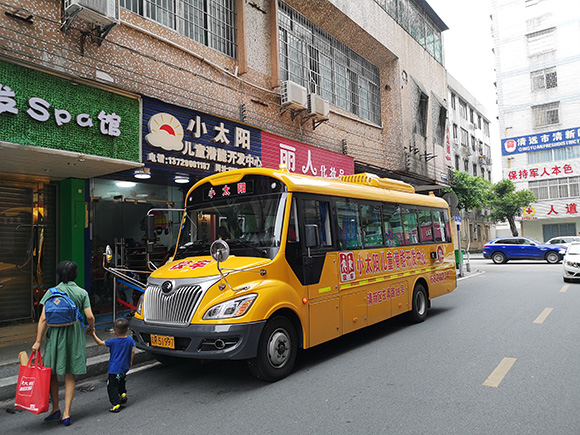 第二台校车(44座)投入使用(图1)