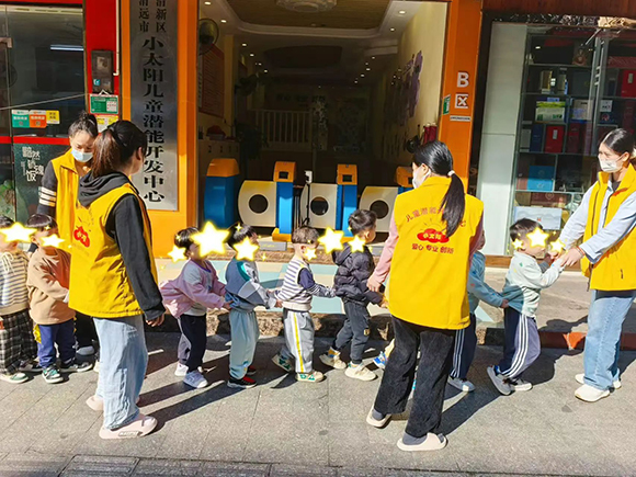 “拾一片树叶，贴一纸童心” (图3)