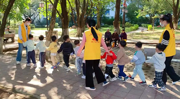 “拾一片树叶，贴一纸童心” (图4)