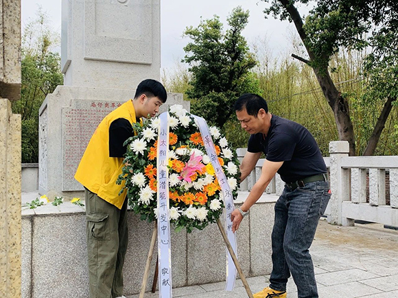 缅怀先烈·传承红色精神—清明祭祀活动(图2) 缅怀先烈·传承红色精神—清明祭祀活动(图2)