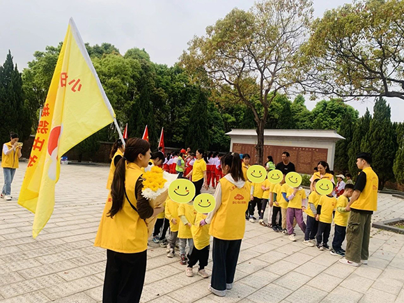 缅怀先烈·传承红色精神—清明祭祀活动(图3) 缅怀先烈·传承红色精神—清明祭祀活动(图3)