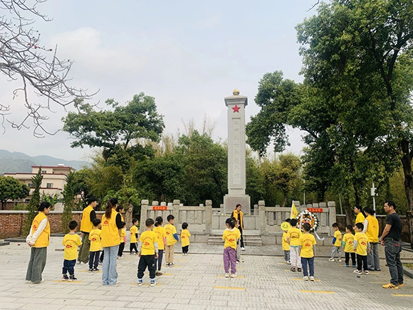 缅怀先烈·传承红色精神—清明祭祀活动(图4) 缅怀先烈·传承红色精神—清明祭祀活动(图4)