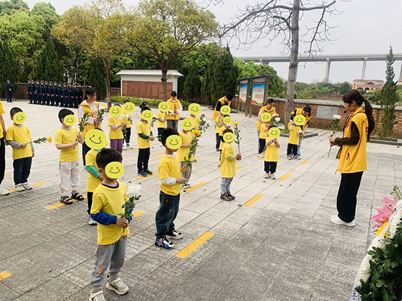 缅怀先烈·传承红色精神—清明祭祀活动(图5) 缅怀先烈·传承红色精神—清明祭祀活动(图5)