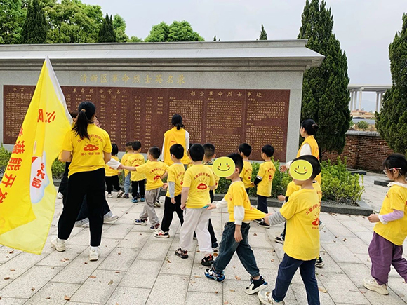 缅怀先烈·传承红色精神—清明祭祀活动(图8) 缅怀先烈·传承红色精神—清明祭祀活动(图8)